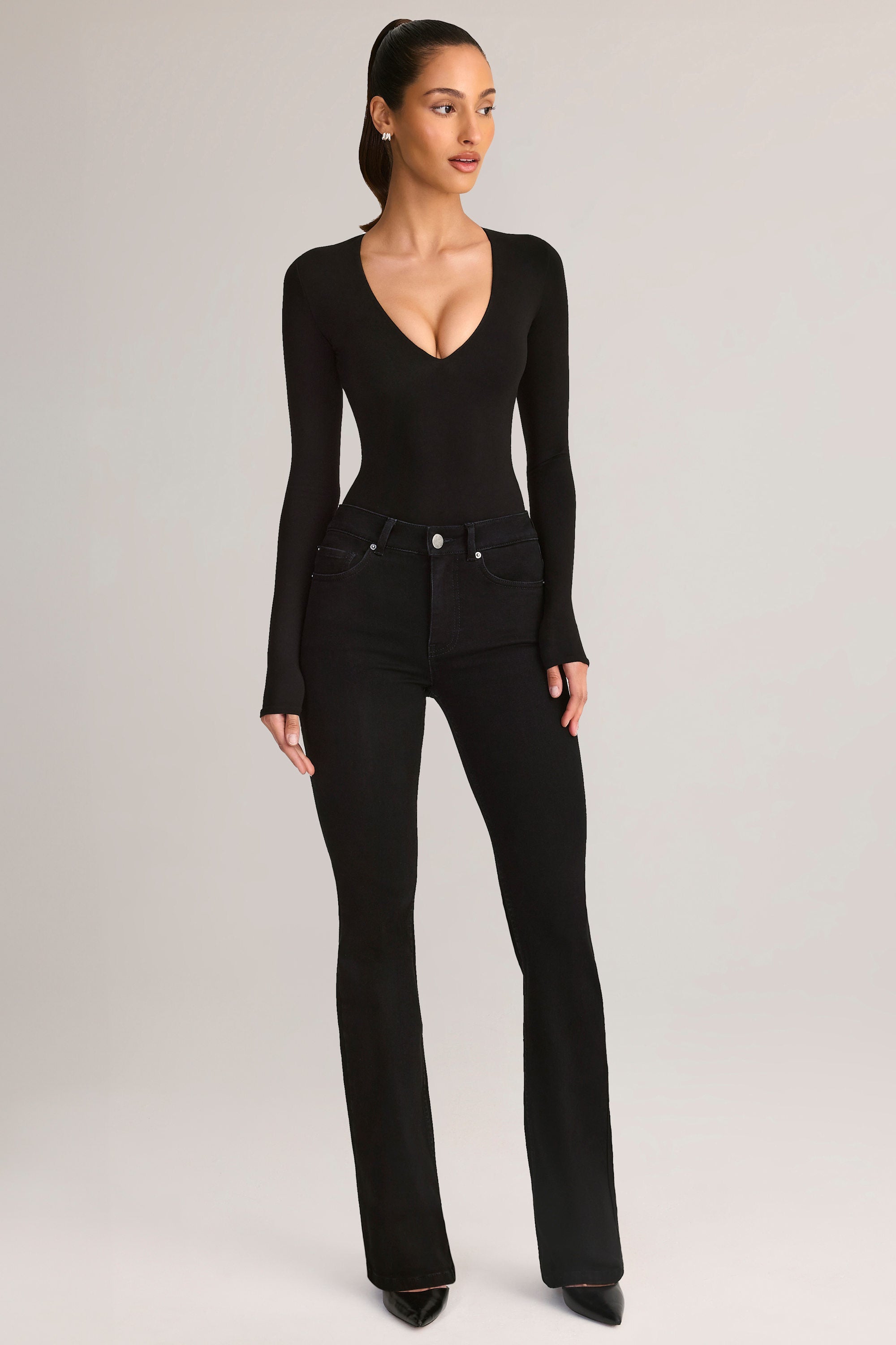 Mid-Rise Flared Jeans in Black