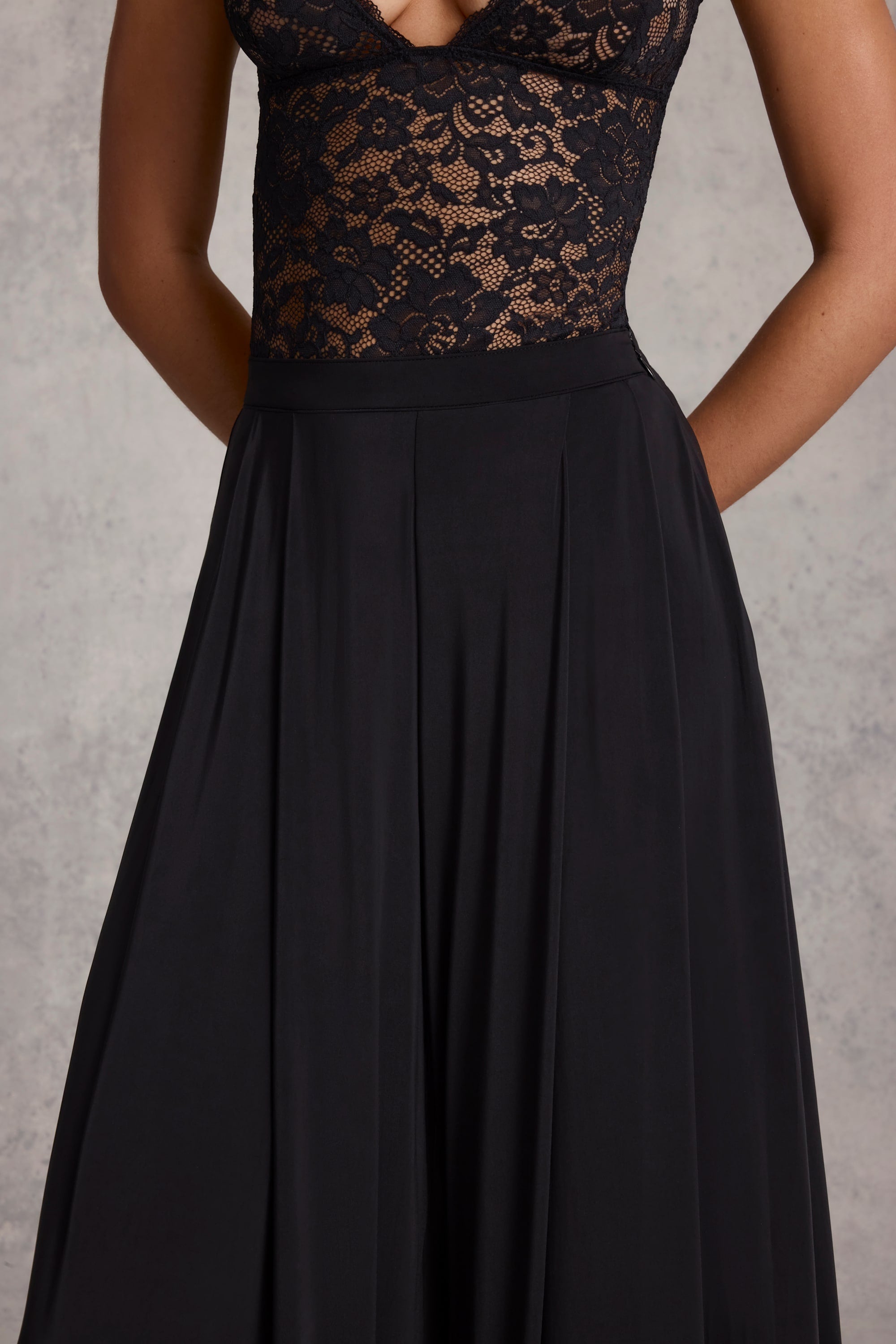 Mid-Rise Wide-Leg Trousers in Black